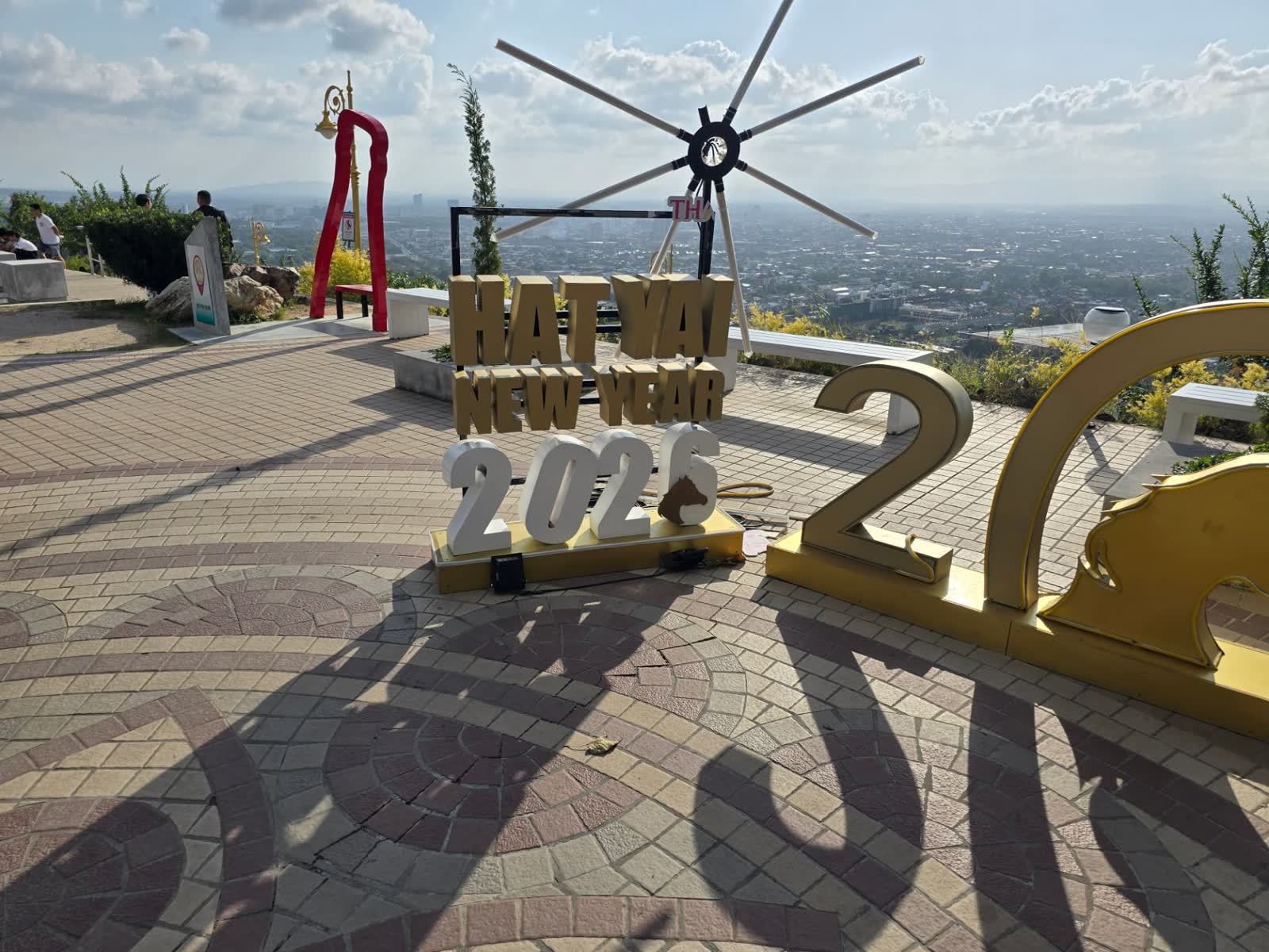 จุดชมวิวหาดใหญ่ พร้อมป้าย HAT YAI NEW YEAR 2026 และวิวเมืองด้านหลัง